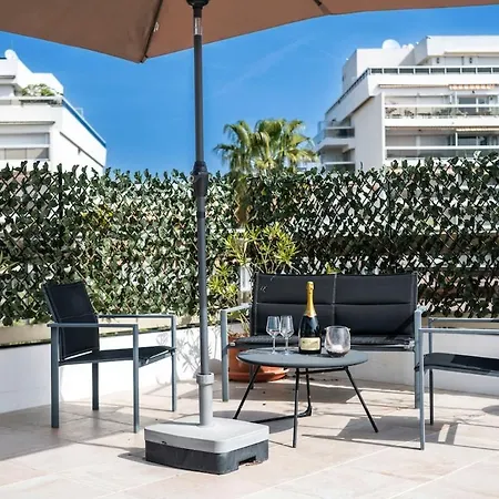 Three Bedrooms With Rooftop Terrace In Jlp 아파트 앙티브